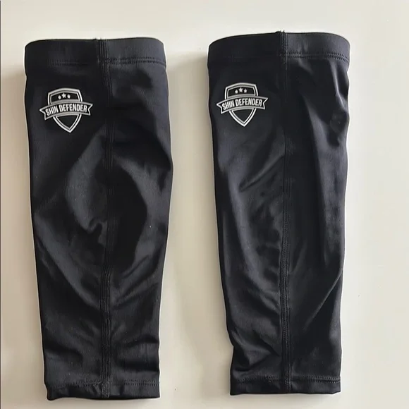 Kids shin defender soccer shin guards. Only tried on. Size medium. - Picture 2 of 5
